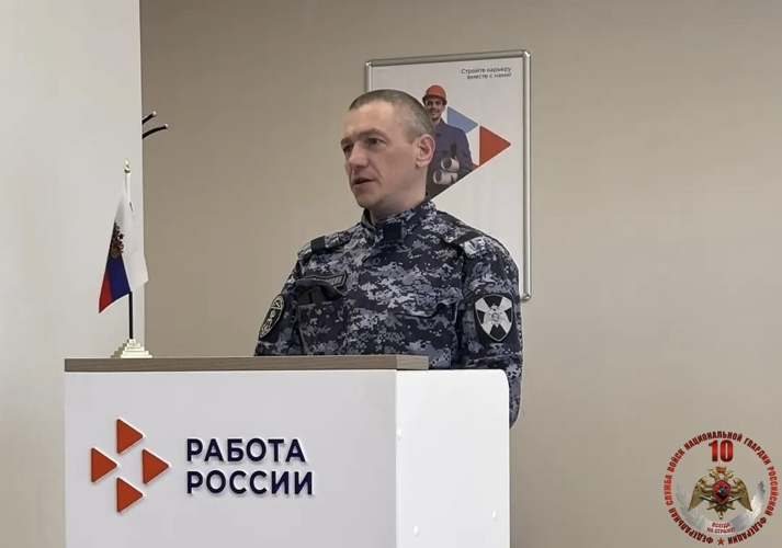 Сотрудники Росгвардии информируют граждан о перспективах поступления на службу в ряды ведомства 