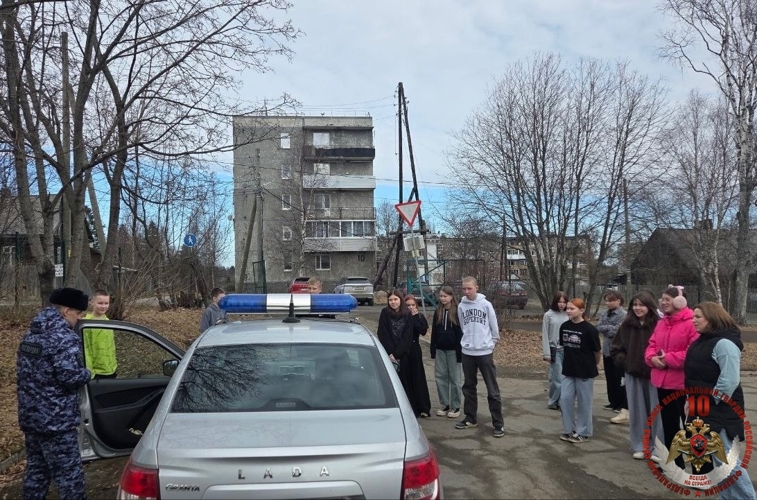 «Дни Росгвардии» - сотрудники ведомства встретились с учениками школы в посёлке Новая Вилга