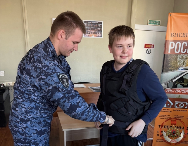 В Пудоже школьники познакомились с работой вневедомственной охраны Росгвардии