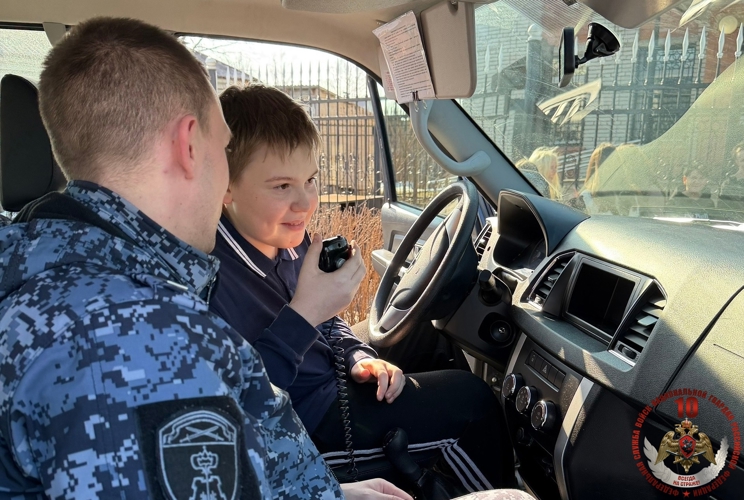 В Пудоже школьники познакомились с работой вневедомственной охраны Росгвардии