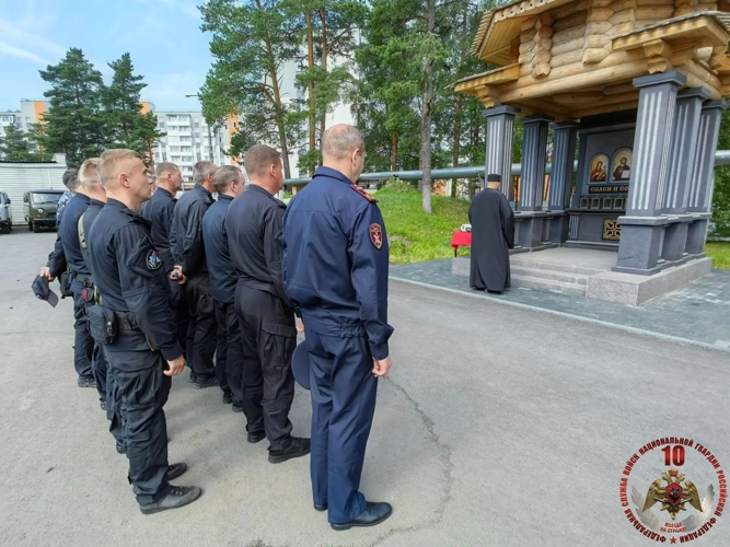 Росгвардейцы Карелии приняли участие в праздничном богослужении в день Крещения Руси