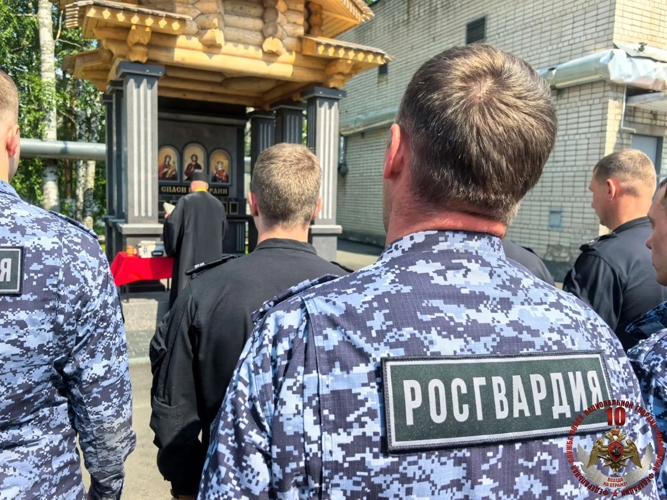 Росгвардейцы Карелии приняли участие в праздничном богослужении в день Крещения Руси