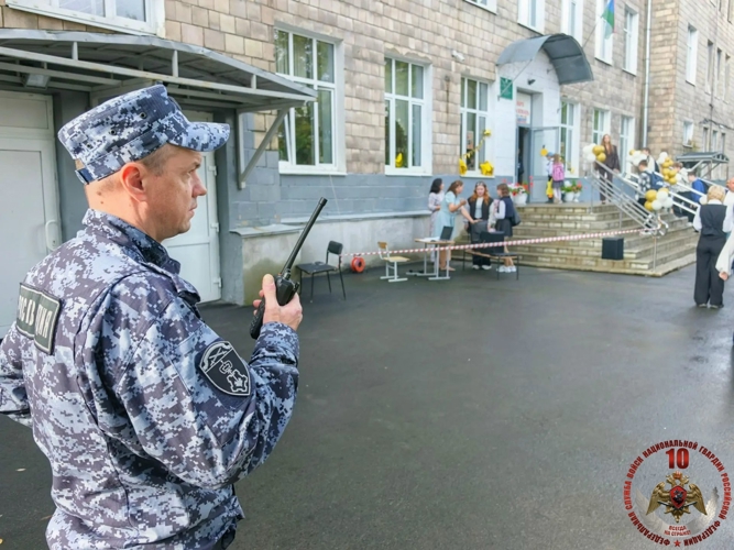 Сотрудники Росгвардии обеспечили безопасность объектов образования Карелии в первый учебный день