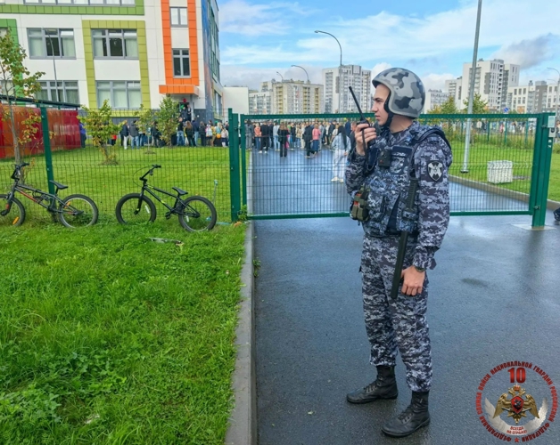 Сотрудники Росгвардии обеспечили безопасность объектов образования Карелии в первый учебный день