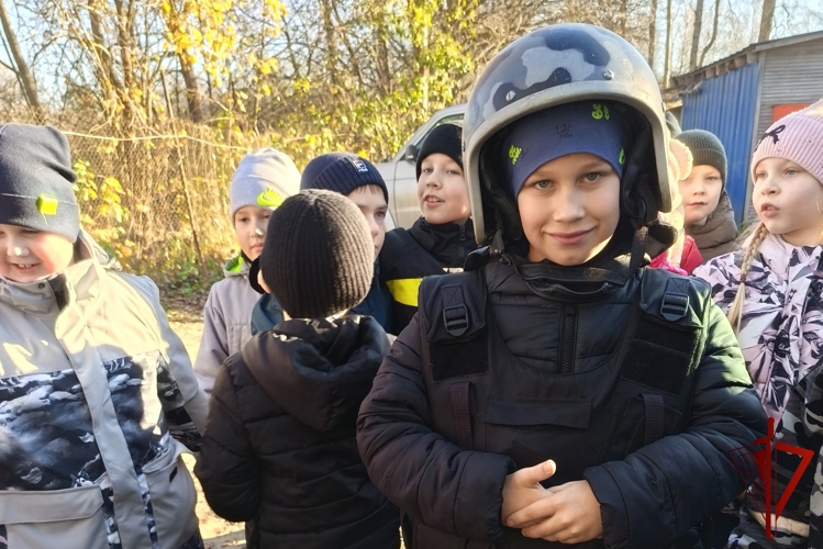 В Олонце школьники познакомились с работой вневедомственной охраны Росгвардии